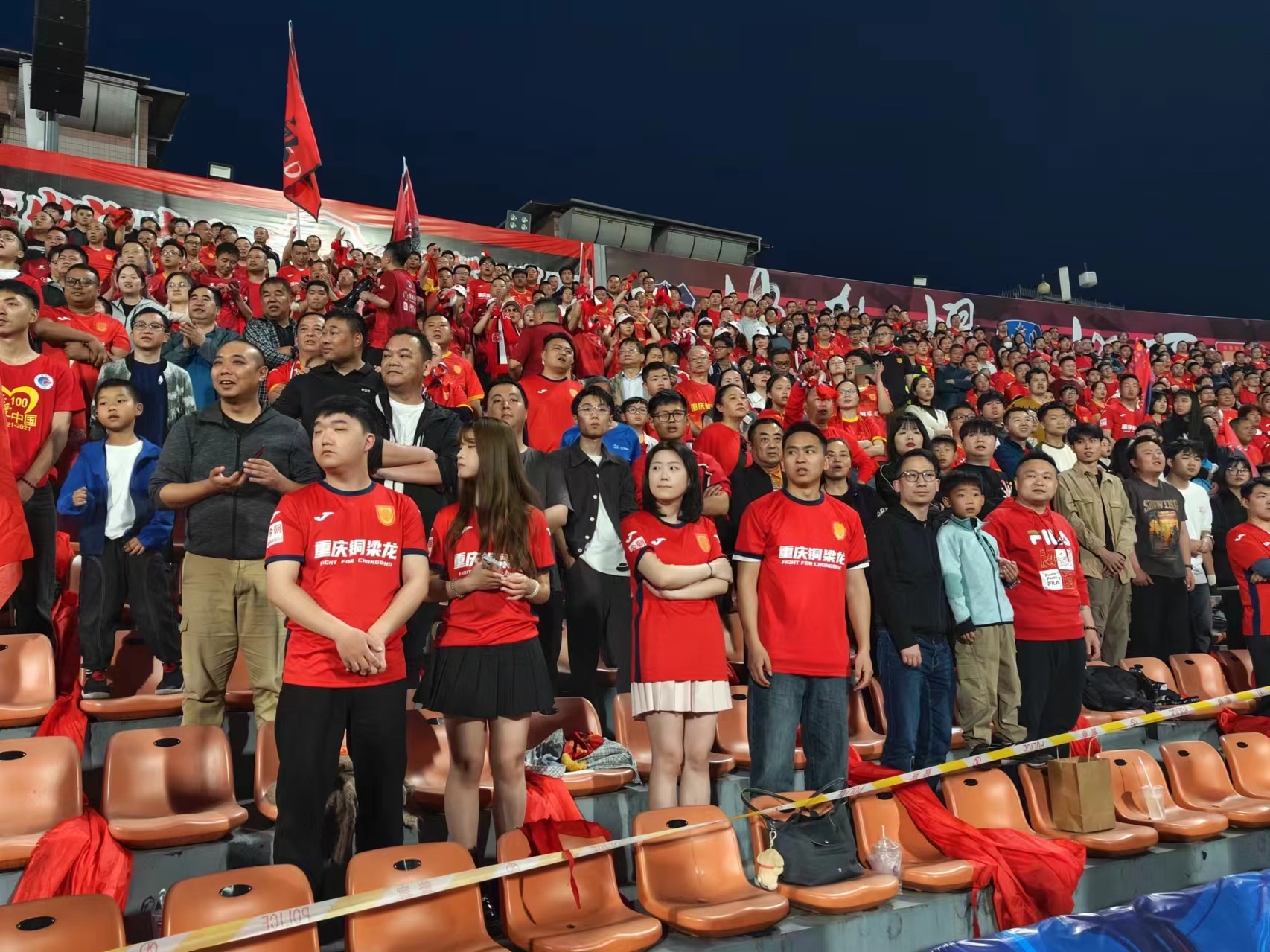 九游投注-赛场上的紧张气氛引发球迷热情支持的简单介绍